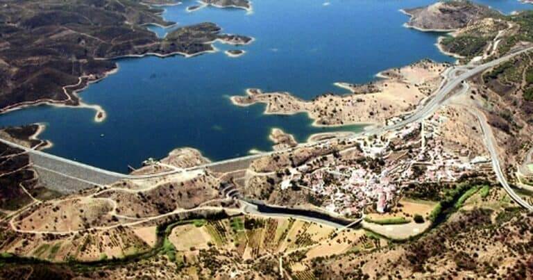 Barragem de Odeleite abre área balnear em Castro Marim após níveis de água subirem acima dos 80%