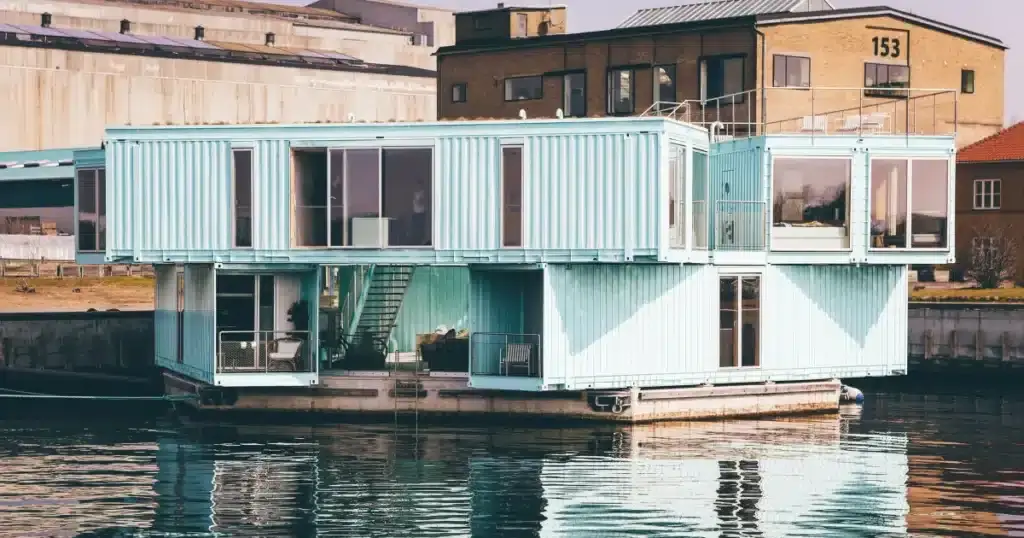 Com a casa às costas num contentor