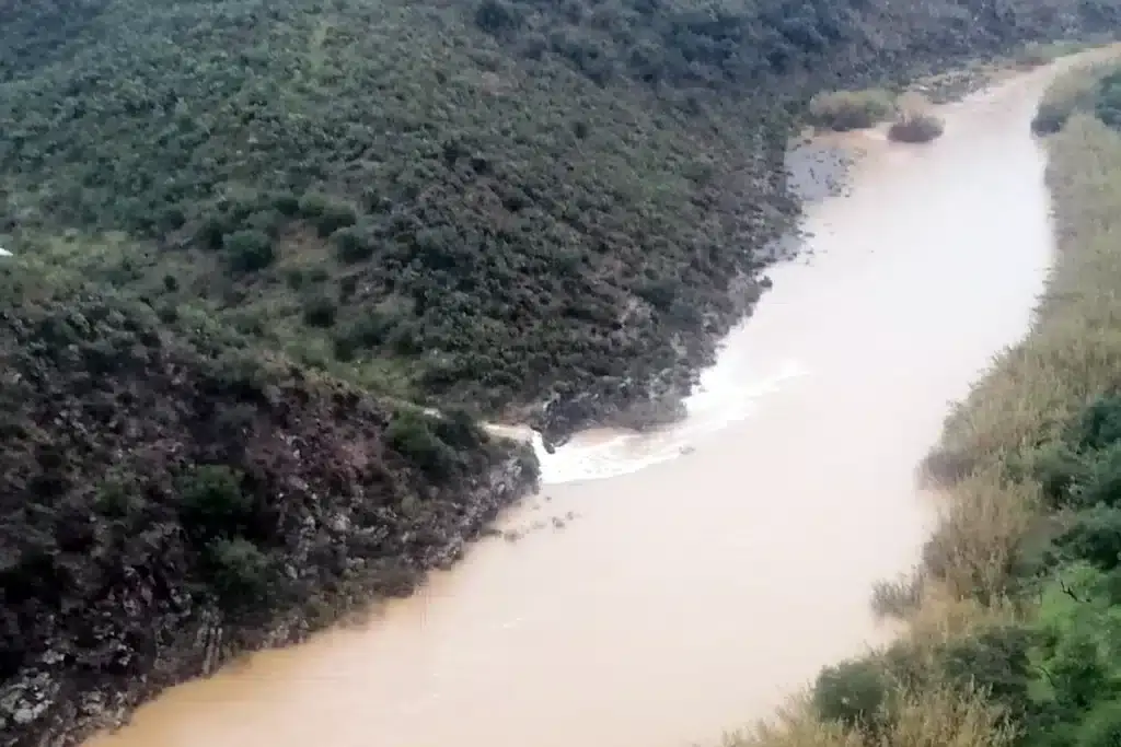 Corta-se a água e ainda bem que chove