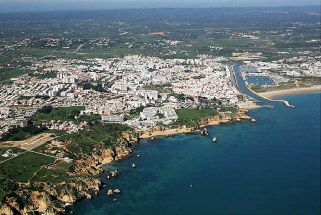 Moradores exigem suspensão de construção de hotéis na Meia Praia até avaliação ambiental independente