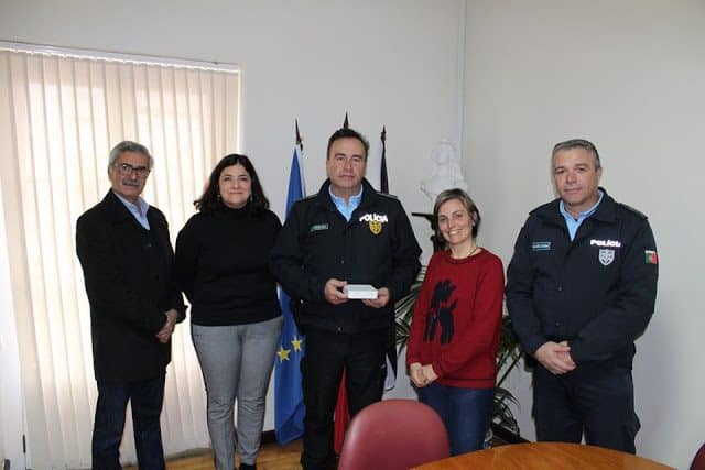 PSP de Tavira com leitor de chips para identificar animais